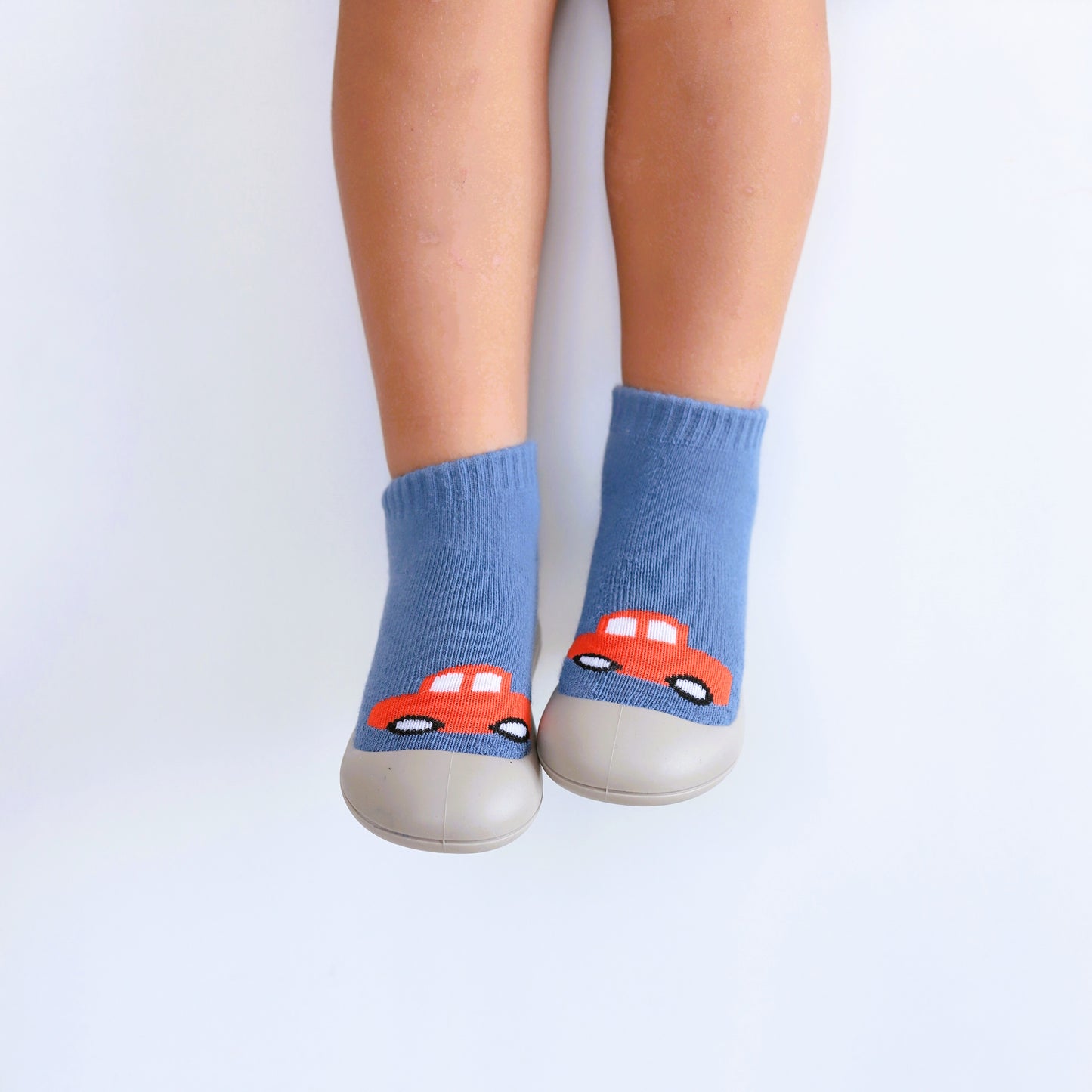 Kinder- Sockenschuhe (Rotes Auto)