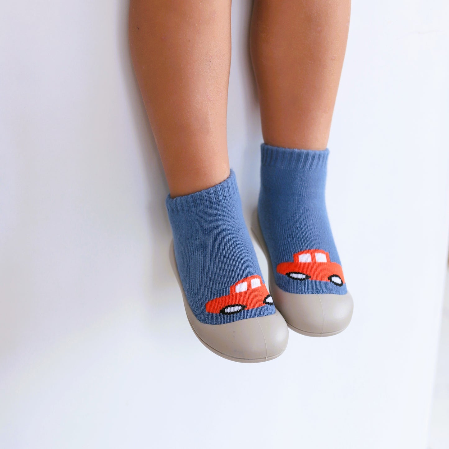 Kinder- Sockenschuhe (Rotes Auto)