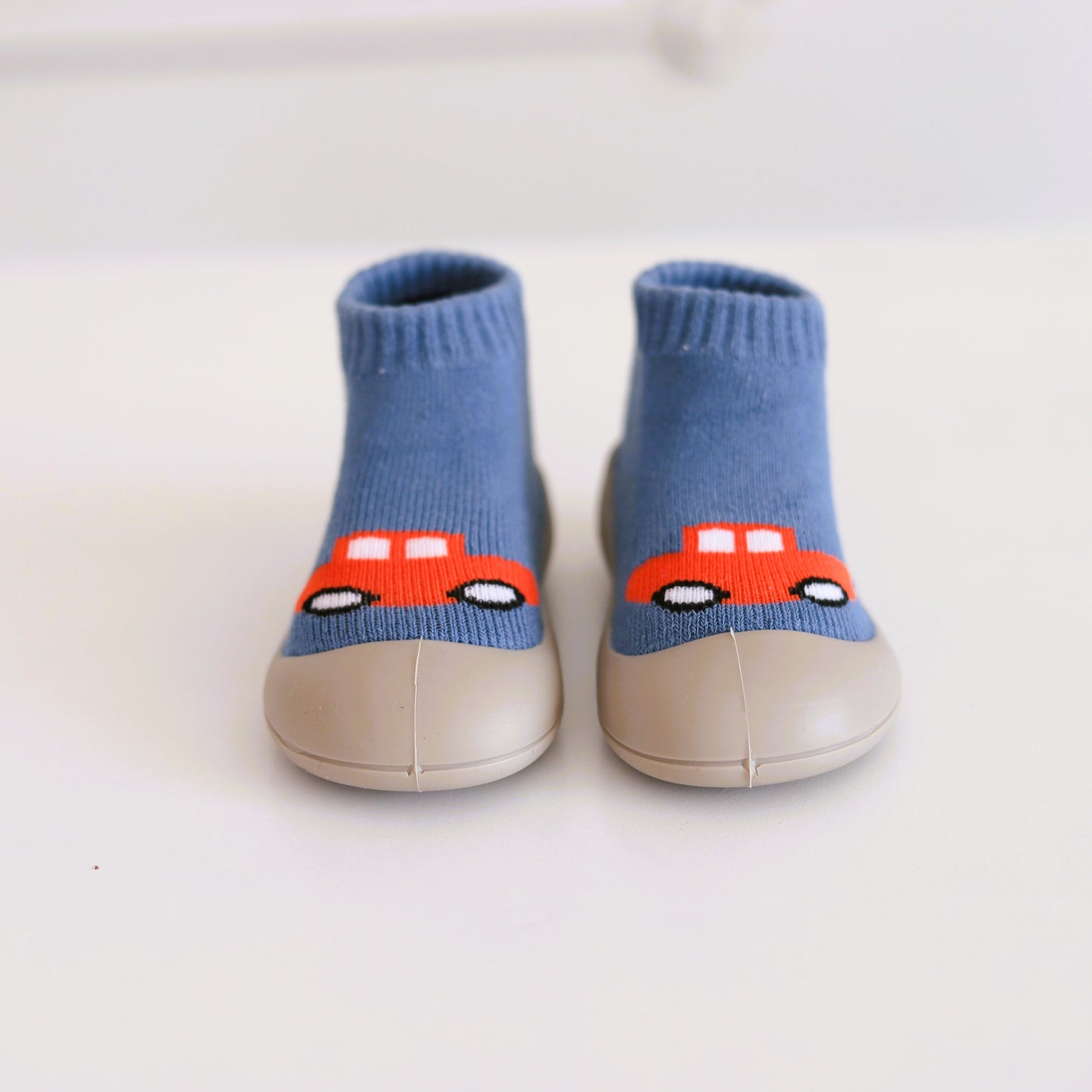 Kinder- Sockenschuhe (Rotes Auto)