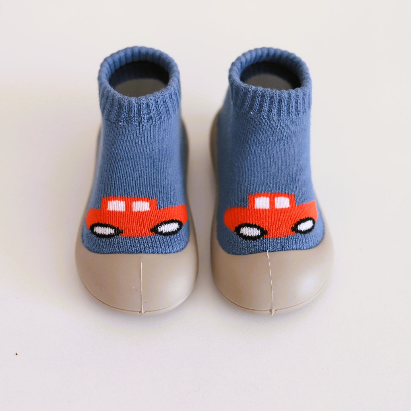 Kinder- Sockenschuhe (Rotes Auto)