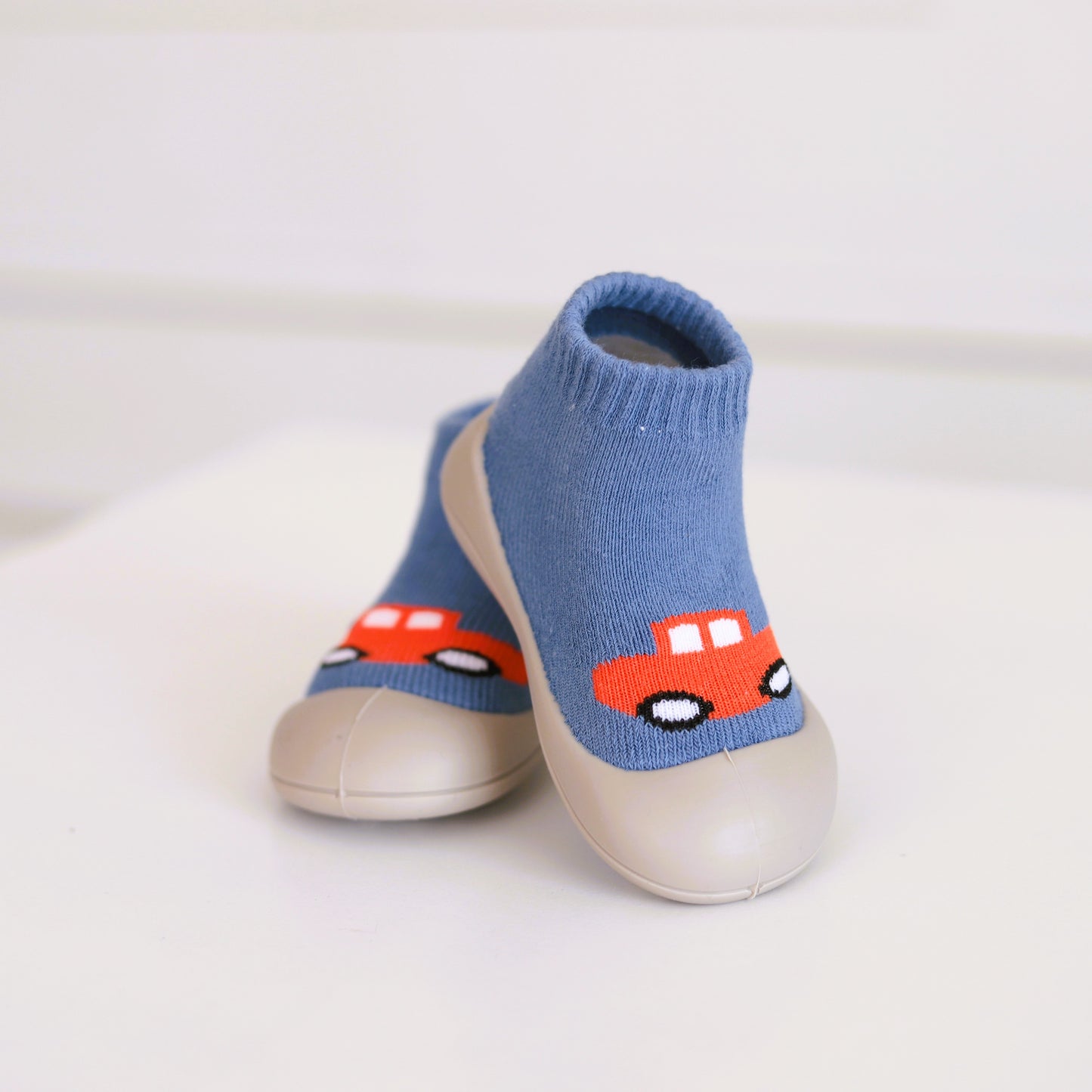 Kinder- Sockenschuhe (Rotes Auto)