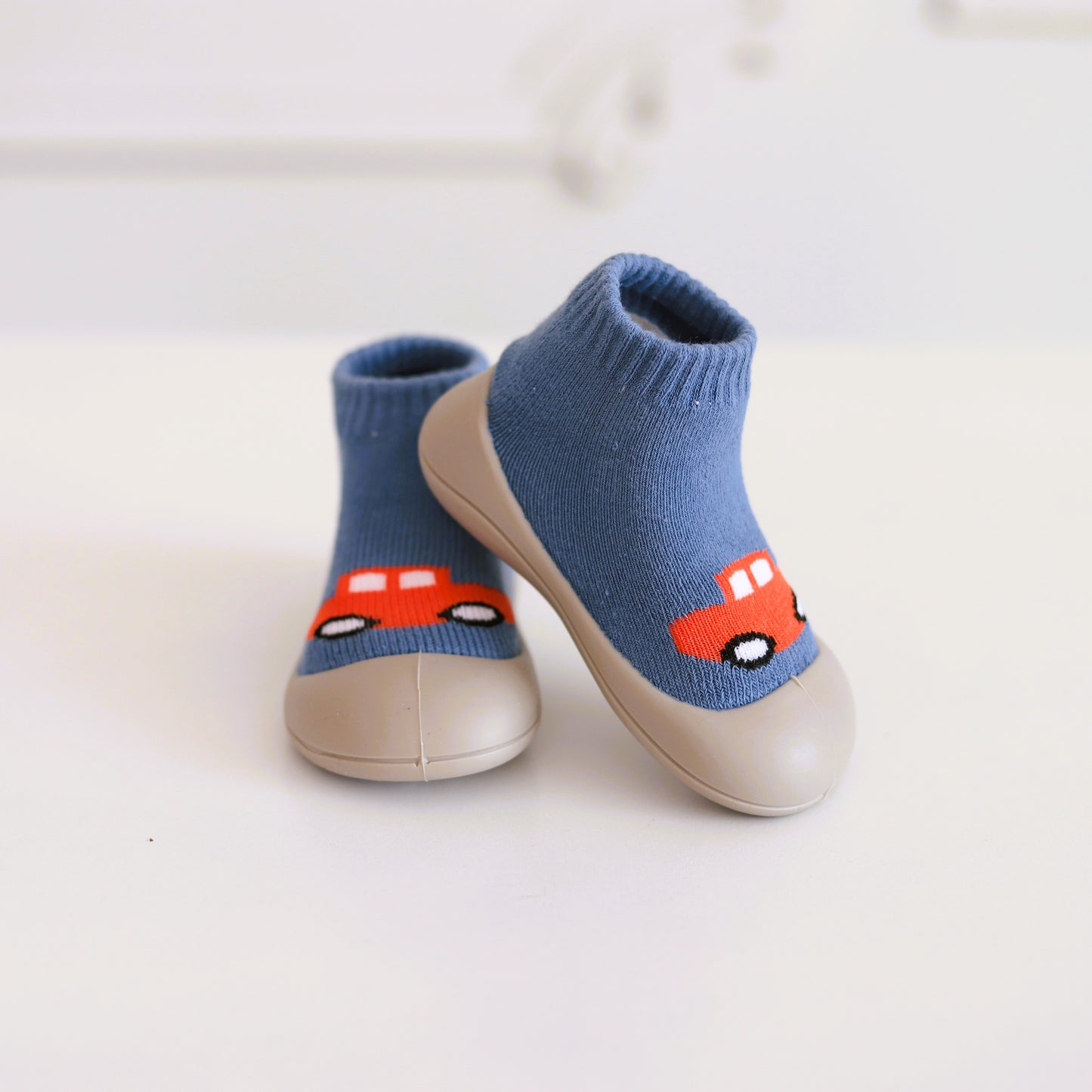 Kinder- Sockenschuhe (Rotes Auto)
