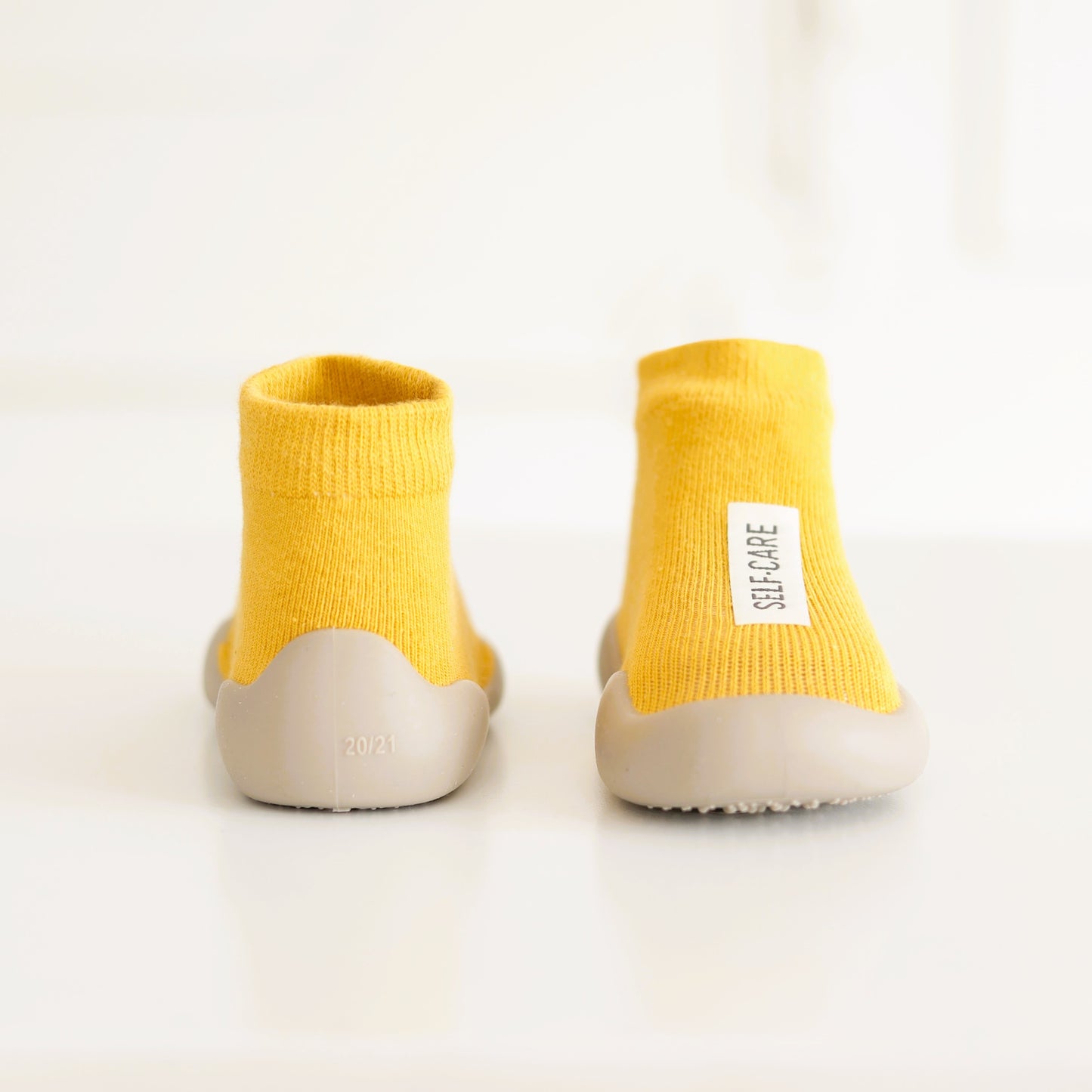 Kinder- Sockenschuhe (Currygelb)
